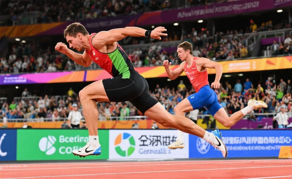 运动员在国际大赛中奋力拼搏，展现多样体育项目和全球观众热情